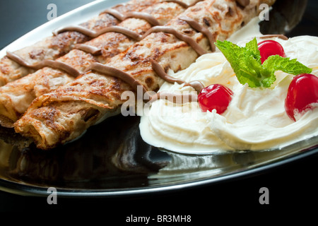 Des crêpes au chocolat et crème Banque D'Images