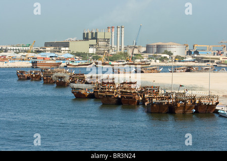 Usine de dessalement d'eau de mer et traditionnels dhows à Sharjah, Émirats arabes unis Banque D'Images