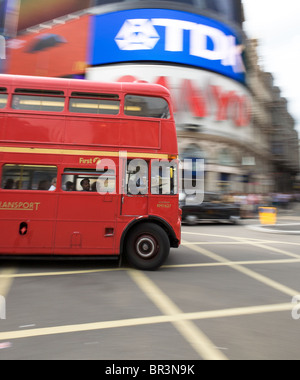 Old London Routemaster bus dans Piccadilly Circus Banque D'Images