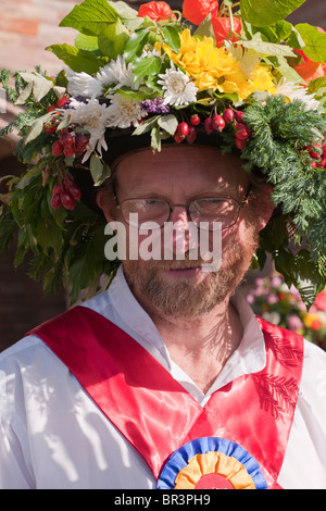 Ville de Ripon Morris dance - danseur avec barbe et chapeau floral Banque D'Images