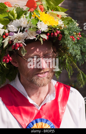 Ville de Ripon Morris dance - danseur avec barbe et chapeau floral Banque D'Images