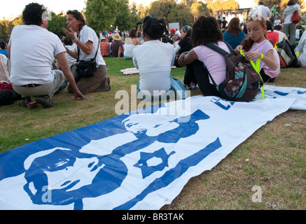 Groupe de personnes coin dans un parc public au cours de la démonstration pour Gilad Shalit. Jérusalem Banque D'Images