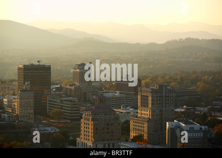 Vue de la soirée coucher de soleil sur les montagnes Blue Ridge entourant le centre-ville de Asheville, NC Banque D'Images