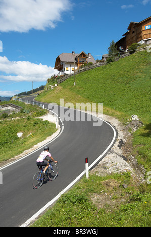 Un cycliste pour la pratiques-Maratona dles Dolomites Bikerace mountainroad sur une pente raide près du village de Corvara dans l'italien Banque D'Images