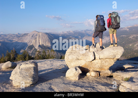 Un couple est debout sur un gros rocher sur le dessus de Sentinel Dome in Yosemite National Park.En Californie, aux États-Unis. Banque D'Images