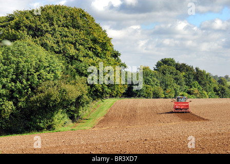 Tracteur Rouge Domaine de travail dans les collines du Surrey Banque D'Images