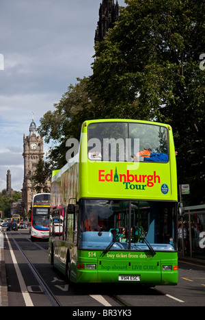 Tour bus circulant le long de Princes Street, Édimbourg, Écosse, Royaume-Uni, Europe Banque D'Images
