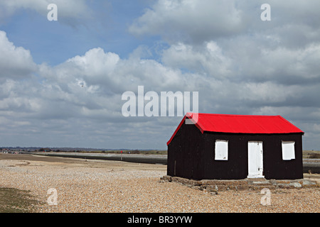 Cabane de pêcheurs au toit rouge sur la plage de Rye, East Sussex, UK Banque D'Images