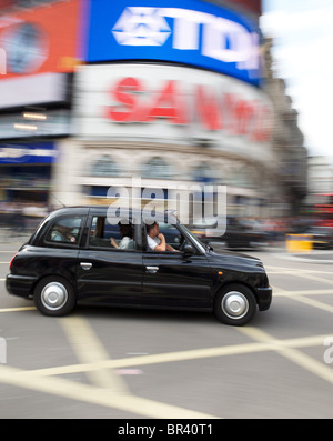 London taxi passant par Piccadilly Circus, Londres Banque D'Images