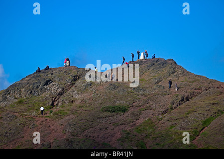 Les gens au sommet du siège d'Arthur, parc de Holyrood, Édimbourg, Écosse, Royaume-Uni, Europe Banque D'Images