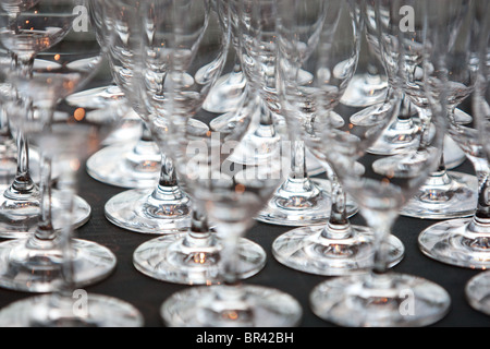 Rangées de verres à vin sur noir surfacés à l'hôtel table/fonction de l'événement Banque D'Images