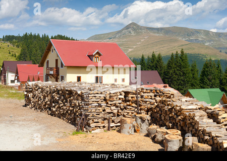 Belle vue d'une maison située dans une zone de montagne sous ciel bleu Banque D'Images