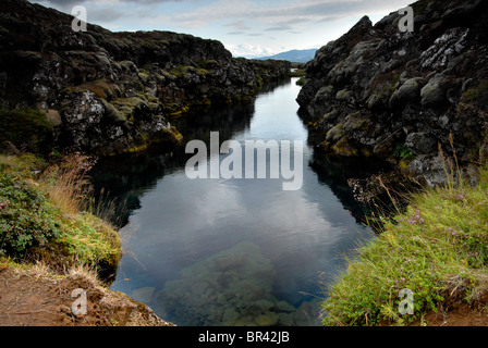La fissure Silfra S.p.a. Þingvellir,, où les plaques européenne et américaine. Banque D'Images