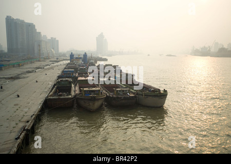 Tôt le matin voir des cargos ancrés sur la vieille ville, le long du fleuve Huangpu à Shanghai, Chine. Banque D'Images