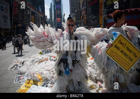 Le Sac Monster s'arrête à Times Square à New York pour éduquer les consommateurs sur l'impact environnemental des sacs en plastique Banque D'Images