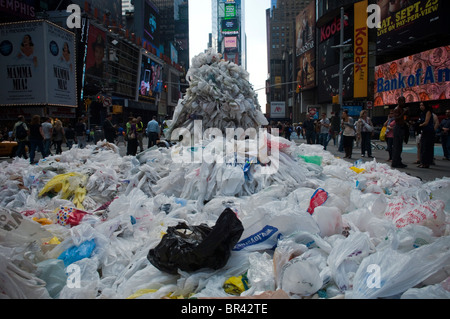 Le Sac Monster s'arrête à Times Square à New York pour éduquer les consommateurs sur l'impact environnemental des sacs en plastique Banque D'Images