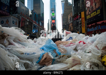 Le Sac Monster s'arrête à Times Square à New York pour éduquer les consommateurs sur l'impact environnemental des sacs en plastique Banque D'Images