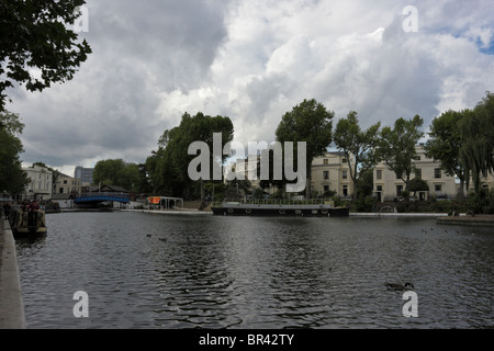 La petite Venise à Maida Vale, à Londres. Diverses représentations de péniches, de bateaux et de chalands amarrés à cette très belle place à Londres. Banque D'Images