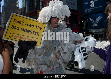 Le Sac Monster s'arrête à Times Square à New York pour éduquer les consommateurs sur l'impact environnemental des sacs en plastique Banque D'Images