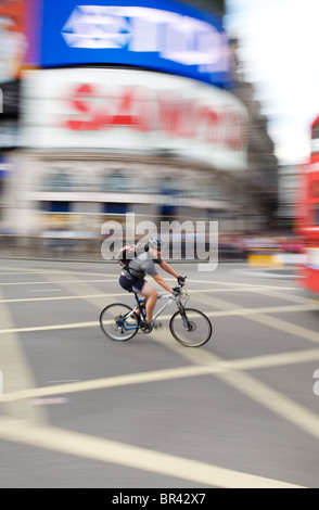 Au cycliste de vitesse dans Piccadilly Circus, le centre de Londres Banque D'Images