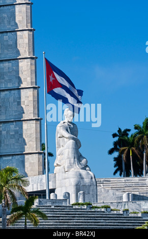 Drapeau cubain et statue dans le centre de ville de Jose Marti, La Havane, Cuba Banque D'Images