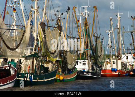 Bateaux de crevettes dans le port de Greetsiel, en Allemagne Banque D'Images