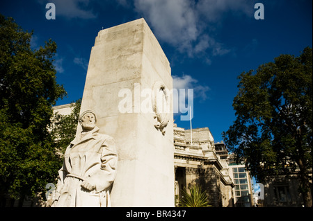 La statue d'un matelot de la marine marchande sur la colonne de l'est de la Tower Hill Memorial à Londres. Photo par Gordon 1928 Banque D'Images