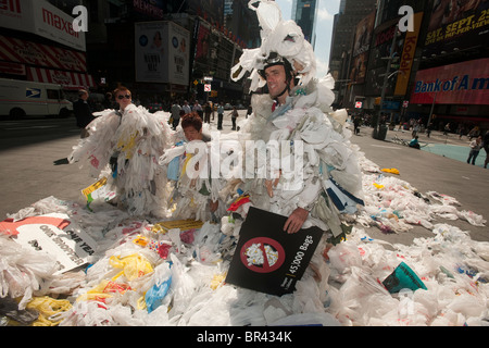 Le Sac Monster s'arrête à Times Square à New York pour éduquer les consommateurs sur les sacs en plastique de l'environnement Banque D'Images