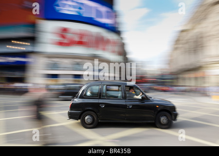 London taxi en pleine vitesse dans Piccadilly, Londres Curcus Banque D'Images