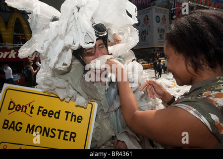 Le Sac Monster s'arrête à Times Square à New York pour éduquer les consommateurs sur les sacs en plastique de l'environnement Banque D'Images