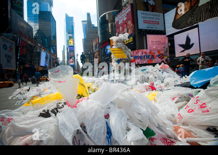 Le Sac Monster s'arrête à Times Square à New York pour éduquer les consommateurs sur les sacs en plastique de l'environnement Banque D'Images