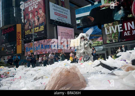 Le Sac Monster s'arrête à Times Square à New York pour éduquer les consommateurs sur les sacs en plastique de l'environnement Banque D'Images