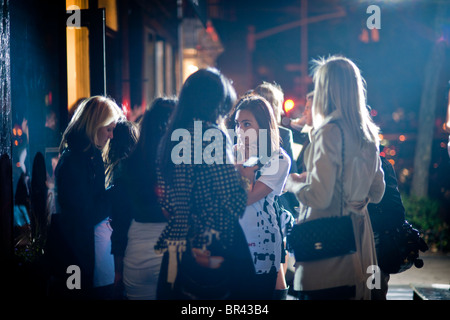 En dehors de la Shoppers Cynthia Rowley boutique sur Bleecker Street dans le West Village, à New York, le Fashion's Night Out Banque D'Images