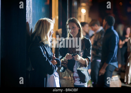 En dehors de la Shoppers Cynthia Rowley boutique sur Bleecker Street dans le West Village, à New York, le Fashion's Night Out Banque D'Images