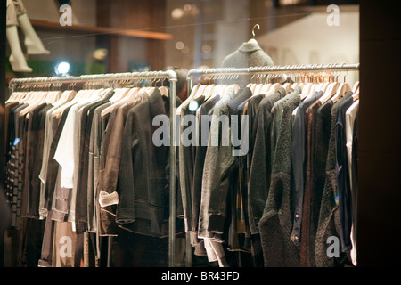 Suits sur des supports dans la fenêtre de l'Vince vêtements pour hommes et femmes boutique dans le Meatpacking District à New York Banque D'Images