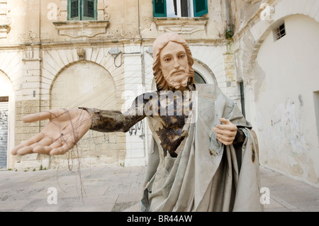 Statue de Jésus fait main en papier mâché à Lecce, place du Duomo Banque D'Images