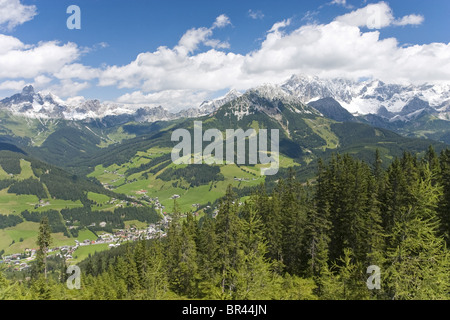 Vue depuis plus de Filzmoos à Rossbrand les montagnes de Dachstein, Autriche Banque D'Images