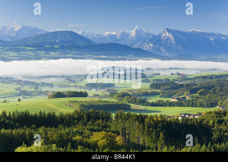 Vue sur la foggy Wallersee au Chiemgauer Alpes de Berchtesgaden et Banque D'Images