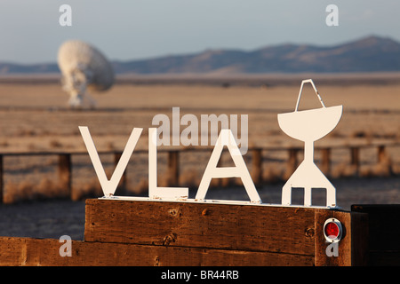 Panneau à l'entrée de la Very Large Array National Radio Astronomy Observatory situé à l'ouest de Socorro, Nouveau Mexique. Banque D'Images