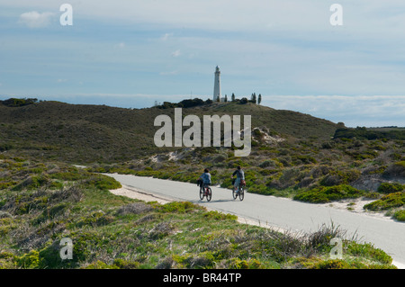 Les cyclistes équitation par phare sur Rottnest Island, Australie de l'Ouest Banque D'Images