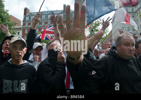 Les membres de l'English Defense League (EDL un groupe d'extrême-droite islamophobe protester à l'ambassade des Etats-Unis le 11 septembre 2010. Banque D'Images