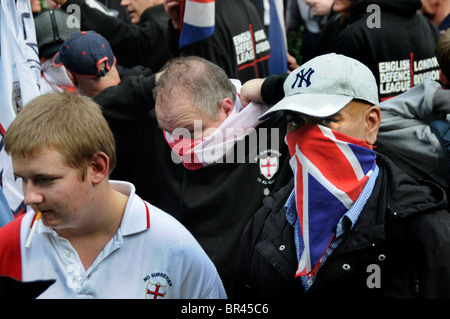 Les membres de l'English Defense League (EDL un groupe d'extrême-droite islamophobe protester à l'ambassade des Etats-Unis le 11 septembre 2010. Banque D'Images