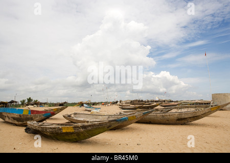 Bateaux de pêche sur la plage à Gopalpur on Sea, Orissa, Inde. Banque D'Images