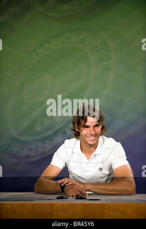 Rafael Nadal (ESP) parle à la presse après la victoire dans la finale à la mens Tennis de Wimbledon 2010 Banque D'Images