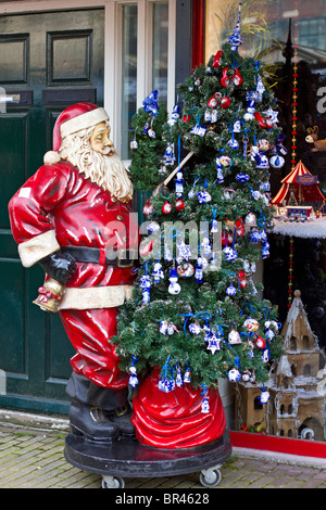 La figure du Père Noël avec Noël dehors toute l'année une boutique de Noël à Amsterdam, Hollande Banque D'Images