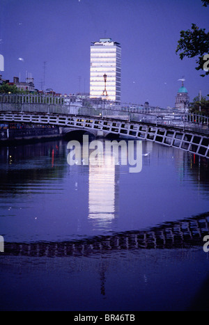 La coopération de Dublin, Dublin, Irlande, Liffey avec Ha'penny Bridge et Liberty Hall Banque D'Images