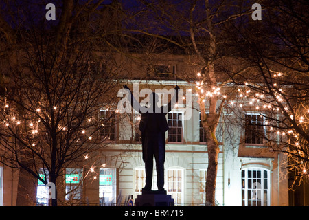 Statue de Gustav Holst dans Jardins impériaux et les lumières de Noël, Cheltenham, Gloucestershire Banque D'Images