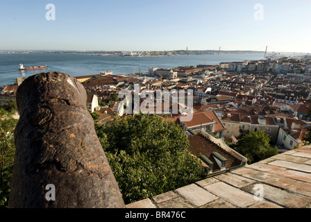 Cannon sur le Castelo de Sao Jorge lookout point, Château de Saint George, Lisbonne, Portugal, Europe Banque D'Images