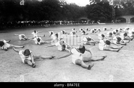 Image historique, les femmes faisant de la gymnastique, ca. 1940 Banque D'Images