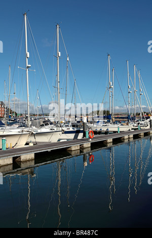 Yachts blancs avec de grands mâts dans le port de Weymouth, accueil à l'occasion des Jeux Olympiques de 2010 de voile Banque D'Images